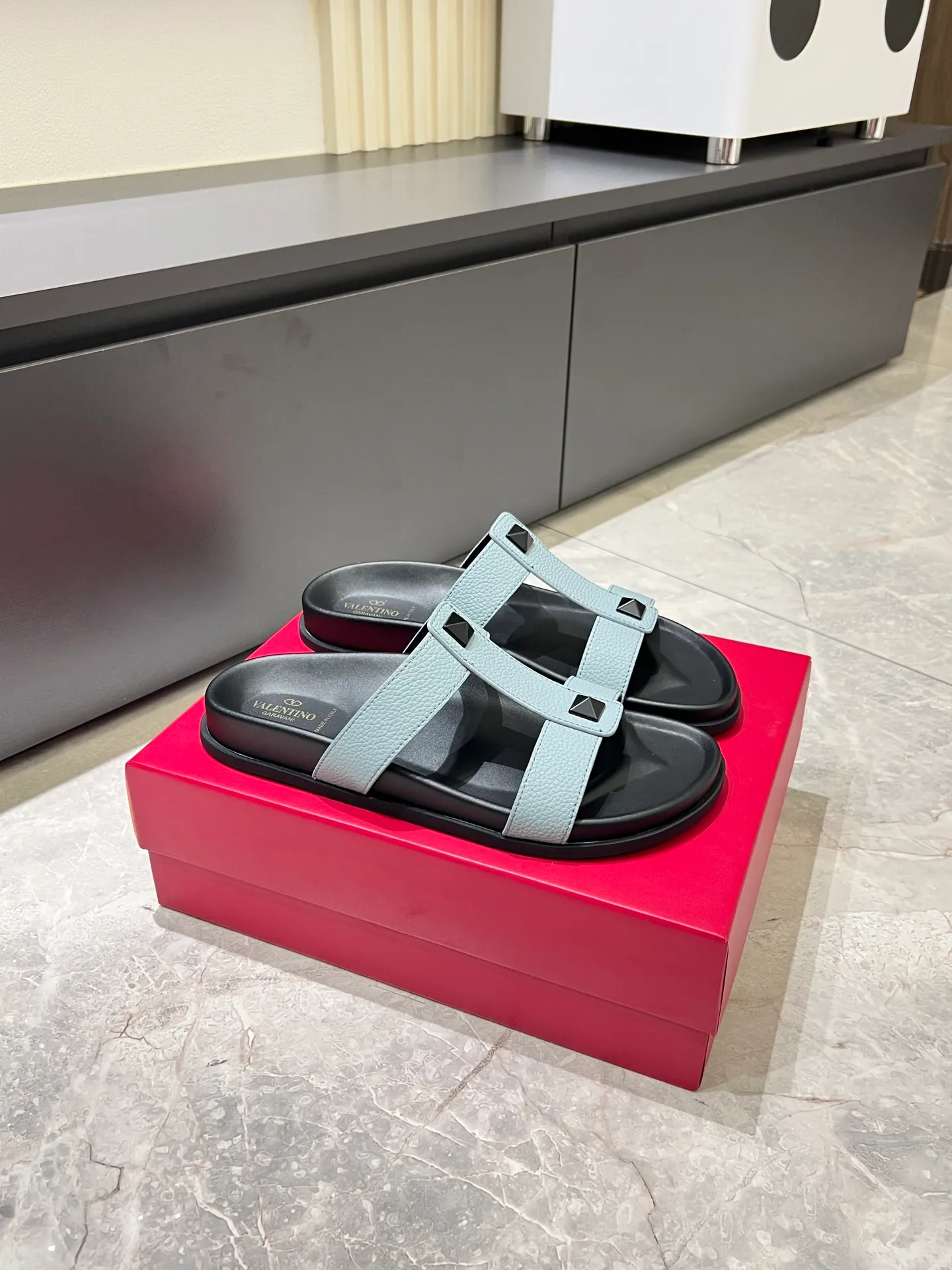 Men's shoes 💰p300 VALENTINO Men's 🧍‍♂️ Spring and summer new style metal logo flat slippers, elegant sandals, the same style worn by celebrities, original molding, imported calfskin. Rubber outsole. Soft and durable, full set of counter packaging size: 39-44 (.45.46 customized)